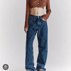 HOPE Blå jeansbyxor - Snygga blå jeansbyxor med en klassisk design. De har en rak passform och är tillverkade i slitstarkt denim. Byxorna har knappar framtill och fem fickor, vilket ger en tidlös look.