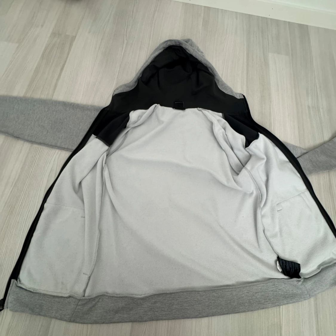Grå/svarthoodie från The North Face - 4