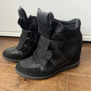 Skor med kilklack - snygga kilklacksskor, liknar ett annat känt märke 💞💘❤️‍🔥 storlek 37, skriv för frågor eller fler bilder!