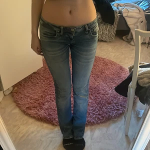 Blå jeans från LTB - Säljer ett par snygga blå jeans från LTB i bra skick. De är tighta upptil och lite utsvänga nertill,samt  lågmidjade, perfekta för vardagsbruk. Jeansen har en klassisk femficksdesign och en bekväm passform. Perfekta för både höst och vår! STORLEK:26/32