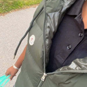 Grön Moncler väst - Här har vi en grön o stilren moncler väst som passar till sommar liksa bra som till vår, vinter och höst, kontakat vid frågor om västen eller pris 