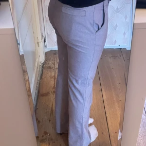 Lila grå kostymbyxor  - Super snygga lila gråa kostymbyxor med bootcut. Super bra skick, aldrig använda bara provat. 💜💜Bara att skicka om det är någon fundering
