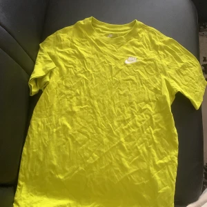 Neongul T-Shirt  - Säljer en cool Neongul T-Shirt från med en logga broderad i vitt på bröstet. Perfekt för en sportig look eller avslappnad stil. Tillverkad i mjukt material för extra komfort. Passar perfekt ill sommaren med en ljuvlig färg. Oanvänd är den. Tänk er denna T-Shirten med ett par Ljusa byxor tex Blåa, WOW. Storleken är Xl men skulle säga att den passar L och M. TRÖJAN ÄR ENDAST TESTAD. Vid fler frågor eller över minsta fundering att de bara att skriva Pm.