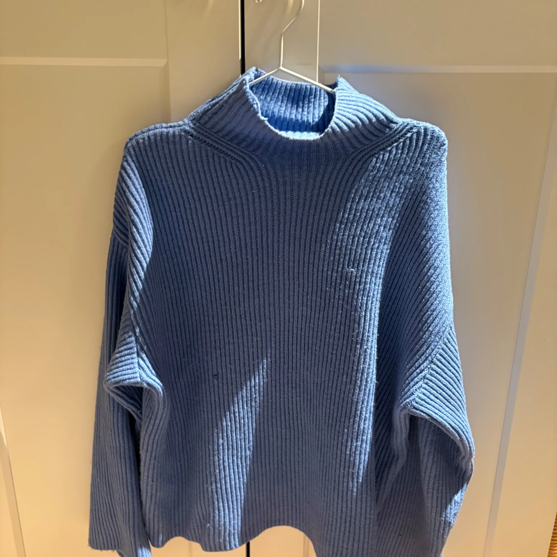 Blå ribbad stickad tröja