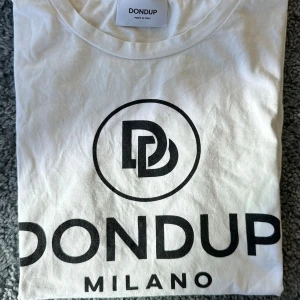 Dondup tshirt - Tshirt från dondup, använd extremt fåtal gånger. 9/10 skick