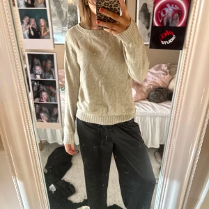 Beige stickad tröja - beige stickad tröja med rund hals och långa ärmar