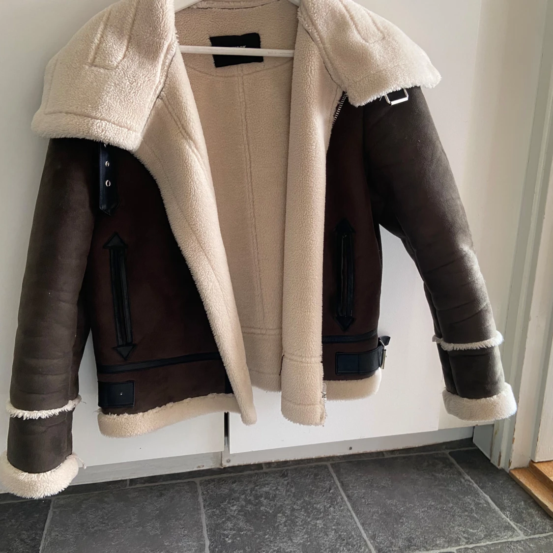 Brun och beige jacka från Weekday