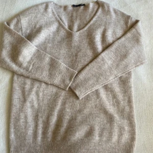 Beige stickad tröja med v-ringning - Säljer en beige v ringad stickad tröja ifrån lager 157, den är helt oanvänd och är ny utan prislapp❣️ 