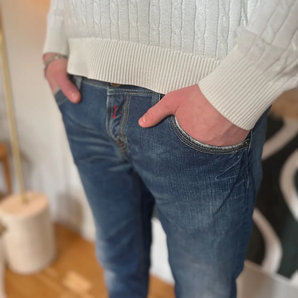 Snygga blå jeans med en klassisk femficksdesign och knappgylf. De har en slim passform som ger en modern look. Perfekta för en stilren vardagsoutfit. 28/32. Farkut & Housut.