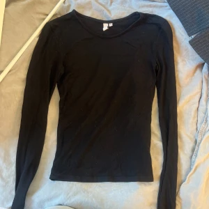 Svart långärmad tröja - Såååå snygg och basic tröja som alla måste ha! Funkar till ALLT!❤️ använd några gånger men finns inga defekter!❤️