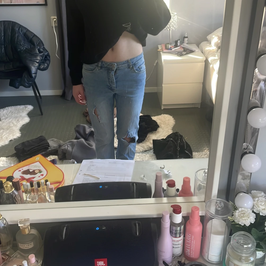 Blå jeans med slitningar