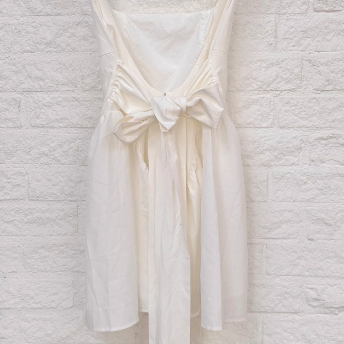 Vit klänning med rosett - 3