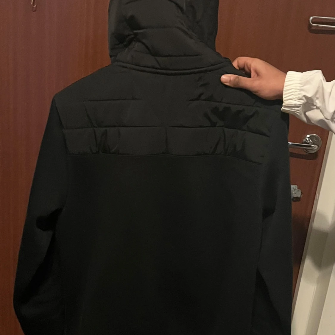 Svart jacka med huva - 1