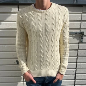 Ralph lauren tröja - Tja! Säljer nu denna sjukt snygga kabelstickad tröja från Ralph lauren. Skick ; 9/10 som ny utan synliga defekter. Nypris ligger på 2200kr men säljs nu för endast 599kr. Hör gärna av er vid minsta lilla fundering.