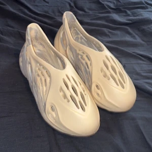 Foam runners Beige  - Snygga beige foam runners, väldigt sköna att ha på sig, Speciellt nu när de börjar bli varmt. Helt nya inga problem alls.