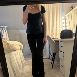 Mörkblå blus  - Så söt mörkblå blus. Passar till allt. Använd fåtal gånger 