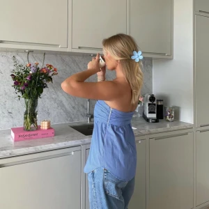 Blå randig tubtopp Zara  - Snygg blå poplintopp med smala vita ränder och knappar framtill. Perfekt för varma sommardagar och kan enkelt matchas med jeans eller kjol. Köpt från Zara för 329kr (skriv för egna bilder)