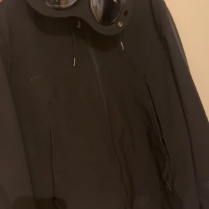 Cp company jacka - Cp company jacka i storlek M, tyvärr är den lagad med lappar, men det syns inte om man inte har tänkt på det innan 