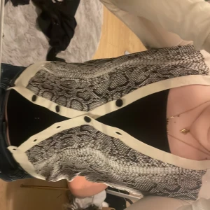 Säljer denna kofta från the koopies.  - Aldrig kommits till användning köptes från sellpy så skadorna kom från när jag köpte den. *köpare står för frakt*