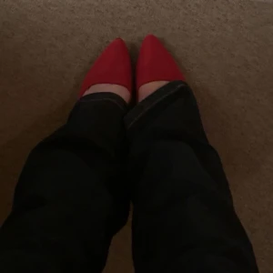 Röda ballerina  med spetsig tå - Snygga röda ballerina med spetsig tå, perfekta för att ge en färgklick till din outfit. Dessa skor har en elegant design som passar bra till både jeans och klänning. Knappt använda