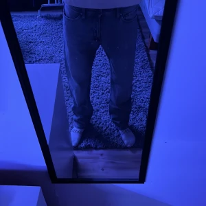 Jack&jones jeans - Hej jag säljer nj mina jeans som är ifrån jack&jones med modellen chris och storleken w30 32L, nypris 700kr mitt pris 250kr, 