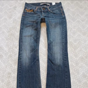 Blå bootcut jeans från Only - Snygga blåa jeans från Only🩷Midjemått rakt över: 38,5 innerbenslängd: 80