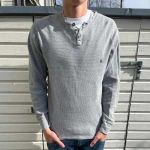 Ralph lauren tröja - Tja säljer nu denna sjukt snygga raffe tröja. Skick 9/10 toppskick utan syndliga defekter. Nypris ligger på 1700kr men säljs nu för 399kr. Hör gärna av er vid minsta lilla fundering.