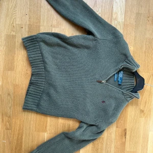 Olivgrön tröja från Polo Ralph Lauren - Säljer en stilren olivgrön tröja från Polo Ralph Lauren i 100% bomull. Tröjan har en dragkedja vid halsen och ribbade muddar vid ärmslut och nederkant. Perfekt för en avslappnad och snygg look. Priset är inte hugget i sten!!! Är 178cm lång. Modellen är S men jag tycker att det mer är som M
