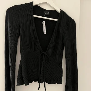 Svart knyt topp från Gina - Super snygg knyt topp från Gina som är helt ny med prislappen kvar. Storlek xs. Finns inte kvar på deras hemsida 💕