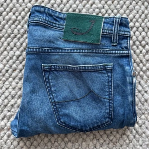JACOB COHEN JEANS  - Jacob Cohen Jeans - Storlek: 33, Benlängd 102cm, midja 44cm - Modell: 688 Slim fit - Nypris 5000kr - deluxecloset