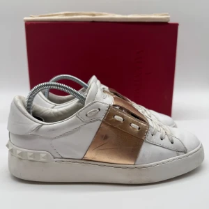VALENTINO OPEN - Valentino open sneakers - Skick: 8,5/10 - Storlek 36,5 sitter som 37 - Tillbehör: Enbart skorna - Nypris 7700kr - deluxecloset 