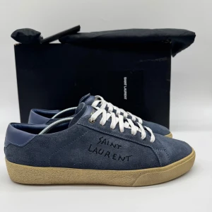 SAINT LAURENT SKOR - Saint Laurent court classic sneakers - Skick: 10/10 - Tillbehör: Allt, box, Dustbag, kort och extra snören - Storlek 41 sitter som 42 - Nypris cirka 7000kr - deluxecloset