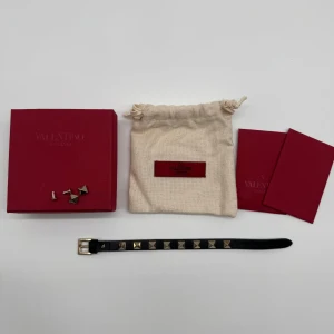 NYTT VALENTINO ARMBAND  - Nytt Valentino armband - Tillbehör: Allt på bilden - Skick: 10/10 - deluxecloset 