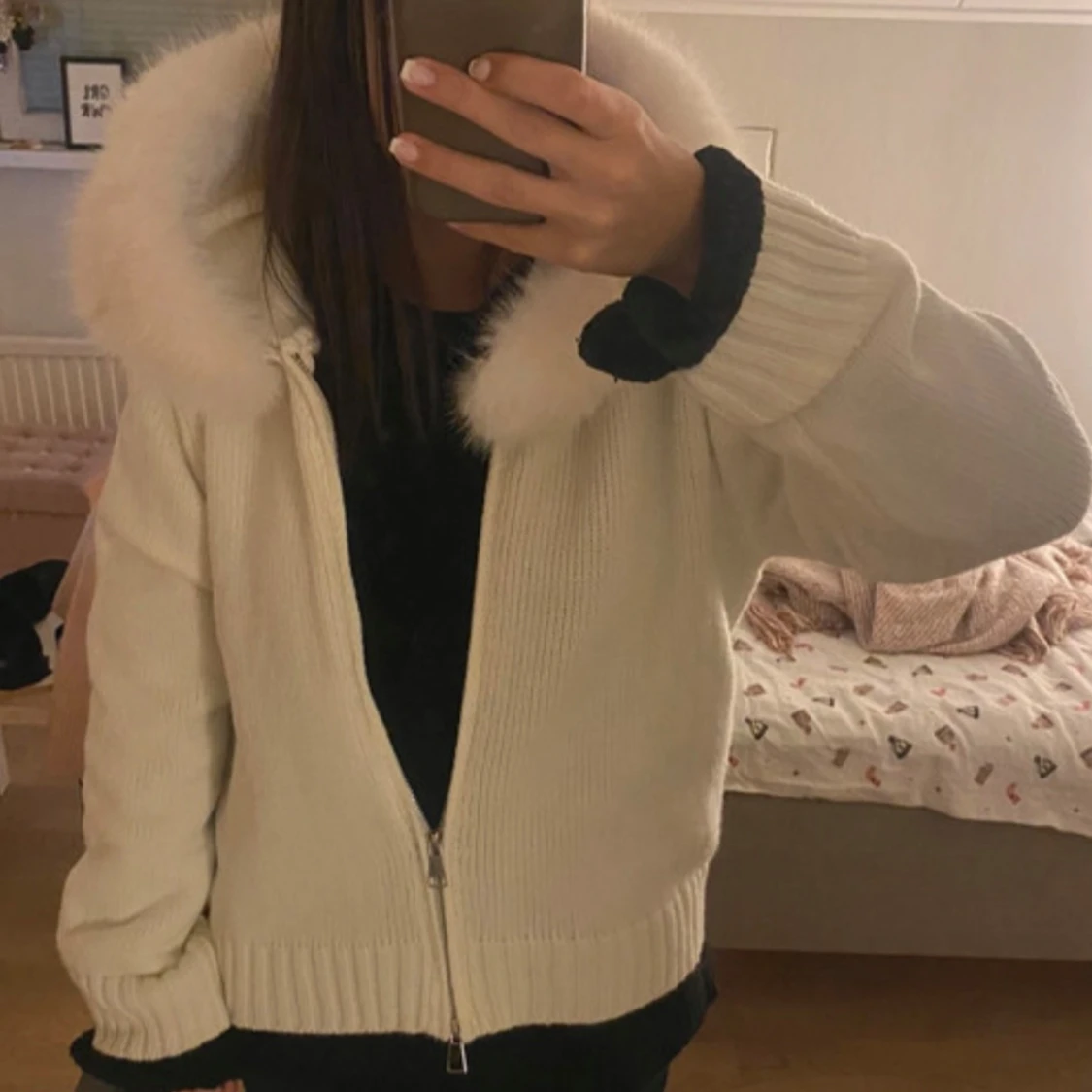 Vit stickad jacka med pälskrage - 1