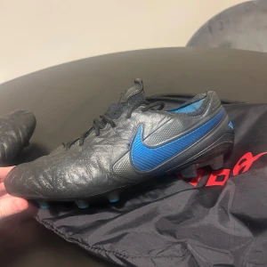 Nike tiempo elite - Säljer ett par svarta Nike Tiempo Elite i bra skick! Riktigt mjukt och fint läder och skorna är i det skick som bilderna visar. Strl 45 och skopåse medföljer!