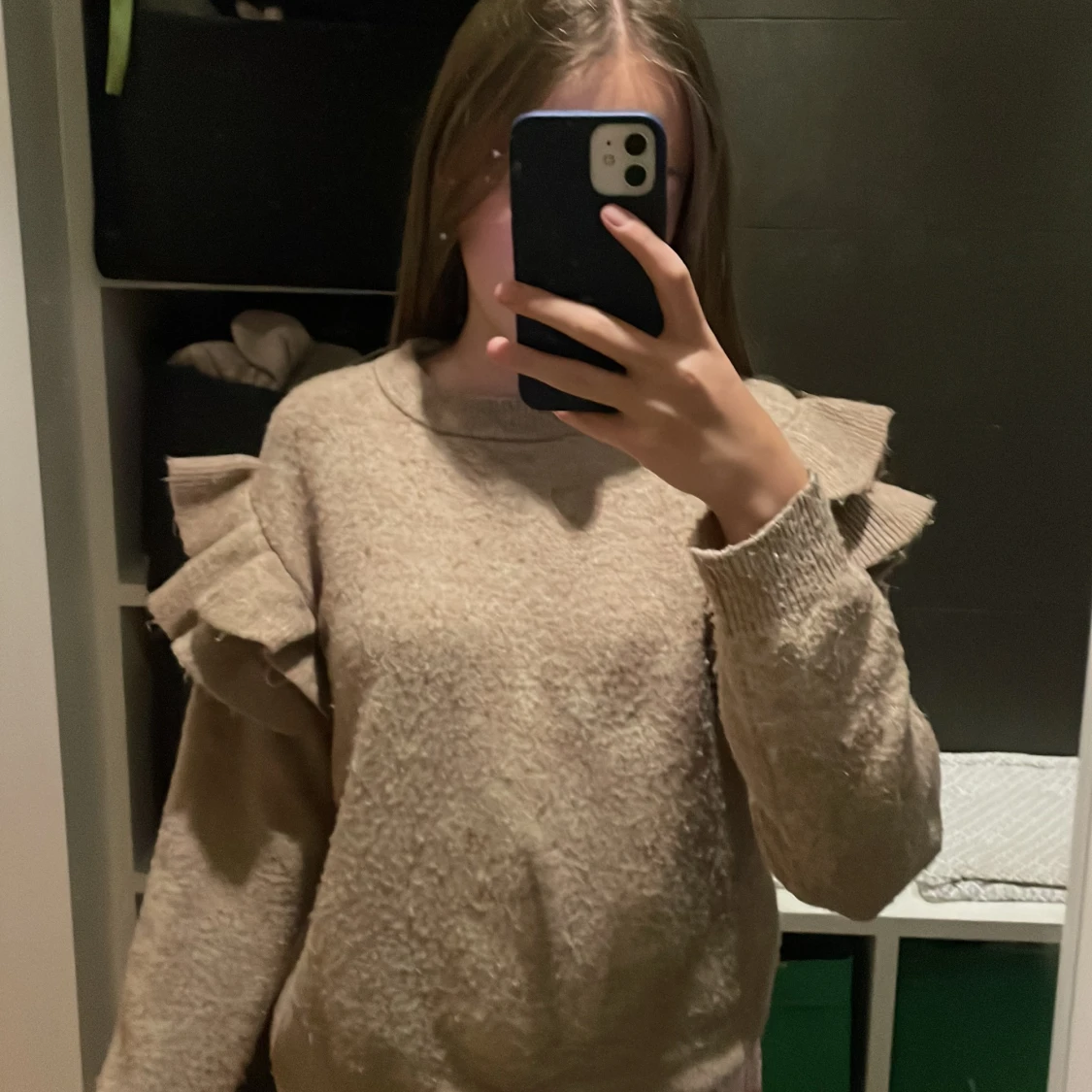 Beige tröja med volangdetaljer från H&M