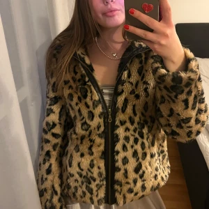 Leo pälsjacka - Den perfekta pälsjackan! Leopard, dragkedja, snygg krage och fickor👏🏻👏🏻👏🏻♥️🐆
