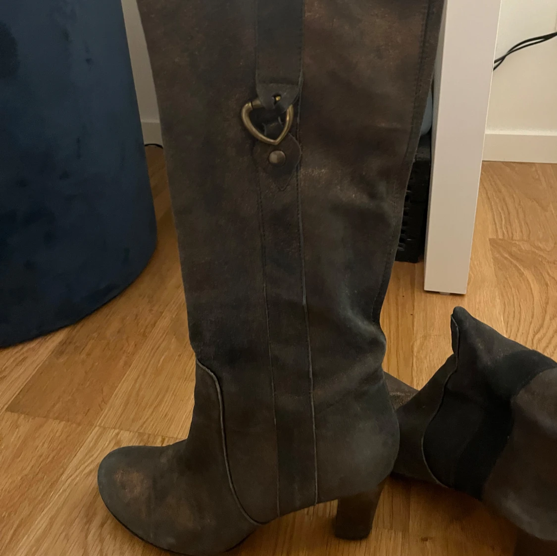 Bruna höga stövlar med ringdetalj