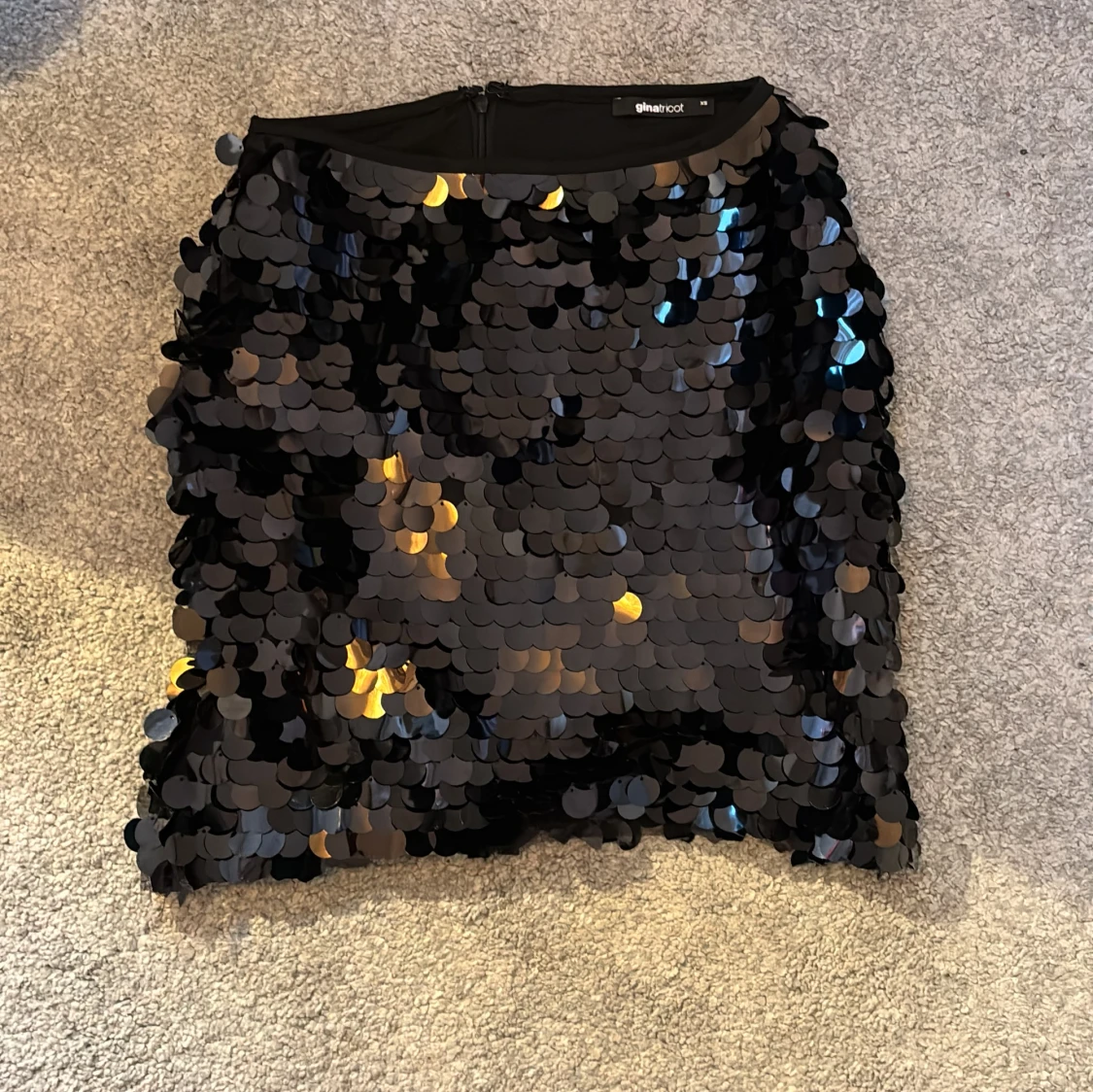 Svart paljettkjol från Gina Tricot