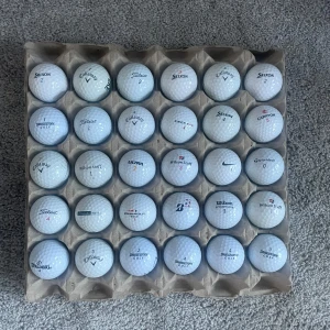 Samling av golfbollar från olika märken - Säljer en samling av golfbollar från olika märken som Callaway, Srixon, Titleist och Wilson. Perfekt för golfentusiasten som vill ha variation i sitt spel.   Om du inte vill just ha dom här golfbollarna gå gärna in och kolla på andra som jag säljer. Pris är förhandlingsbart 