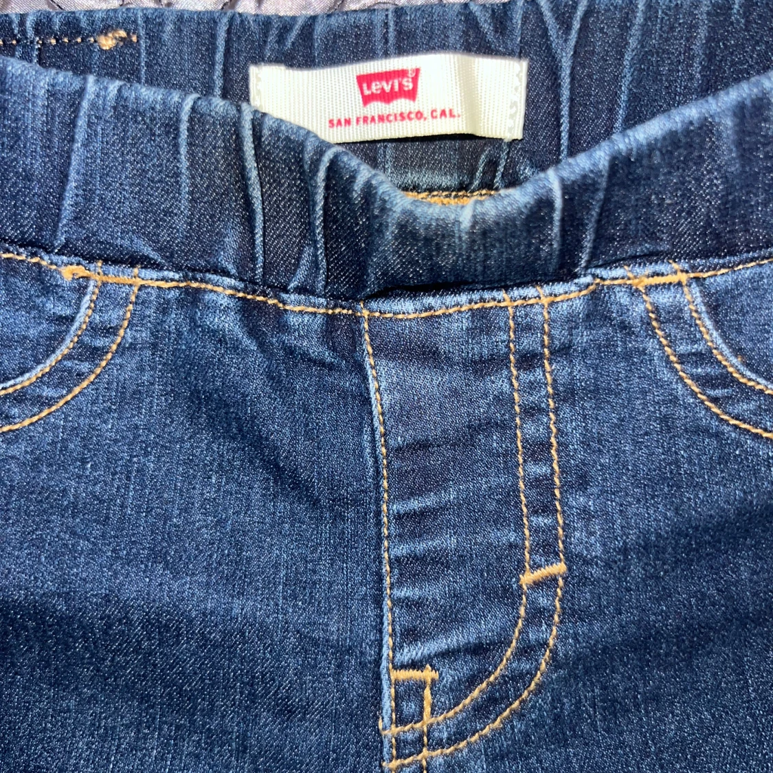 Röd hoodie från Levi's med Jeansbyxor  - 3