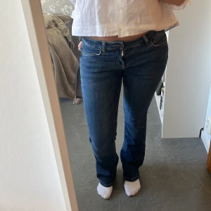 Blå jeansbyxor - Snygga blå jeansbyxor med en klassisk design. De har en normal passform och är perfekta för en avslappnad stil. Byxorna har en dragkedja och knappar framtill.