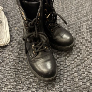 Svarta kängor med snörning - Säljer ett par svarta kängor i skinn med snörning och robust sula. Perfekta för höst och vinter. Storlek dam 39.