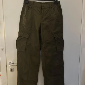 Olivgröna cargobyxor - Snygga olivgröna cargobyxor från H&M Divided. Nästan helt oanvända. Skriv görna om ni har några frågor! 💗