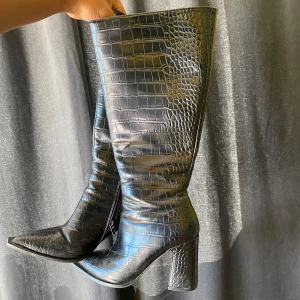 Svarta stövlar med krokodilmönster - Snygga svarta stövlar 