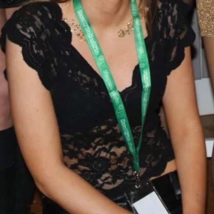 Zara spetstopp  - Snygg svart spetsblus med djup v-ringning och korta ärmar. Perfekt för en kväll ute eller en speciell tillställning. Blusen har ett vackert spetsmönster och en figurnära passform. LÅNAD BILD