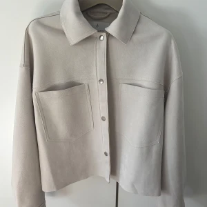 Beige jacket from Stradivarius - I have used it only once, so it’s in a very good condition.