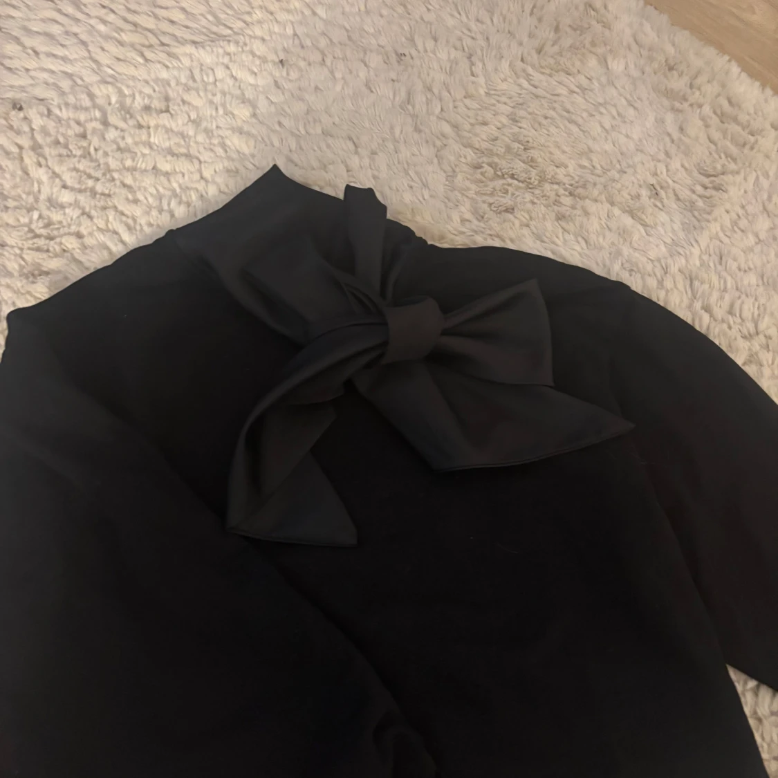 Svart blus med rosett