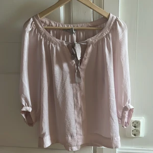 rosa blus från hm - Jättefin somrig blus från hm. Tunn och skön att ha en varm sommar dag men funkar lika bra en vårdag. Strl S/M typ tror jag beroende på hur man vill att den ska sitta.💓☀️🍉
