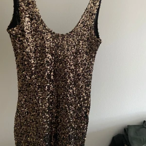 Svart paljettklänning från BikBok - Snygg svart klänning från BikBok täckt med glittrande paljetter. Perfekt för en kväll ute! Klänningen har en ärmlös design och en figurnära passform.passar från 34-38 (det står L stretch kan även funka)hämtas i norsborg botkyrka eller fraktas så fort så möjligt pågrund av flytt skynda fynda, se gärna mina andra saker jag säljer gör bra paketpris